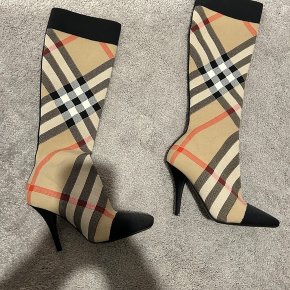 Burberry boots - Picture 1 of 3